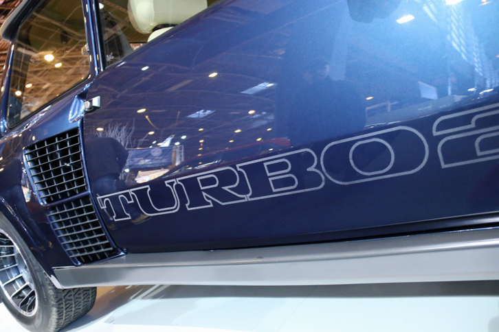 「ルノー5ターボ2」（1983年）。ギャレット製T3ターボチャージャー付きの1.4リッター直4エンジン（最高出力160ps/6000rpm）をミドシップ。最高速度は200km/hに達した。ルノーの“ターボ付き市販車ストラテジー”における、イメージリーダー的な役割を果たした。