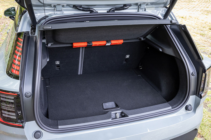 後部の荷室容量は318リッターで、床面は2段階調整式となっている。後席の背もたれは、60：40の分割可倒式。フロントのボンネット下にも“フランク”と呼ばれる収納スペースが設けられている。