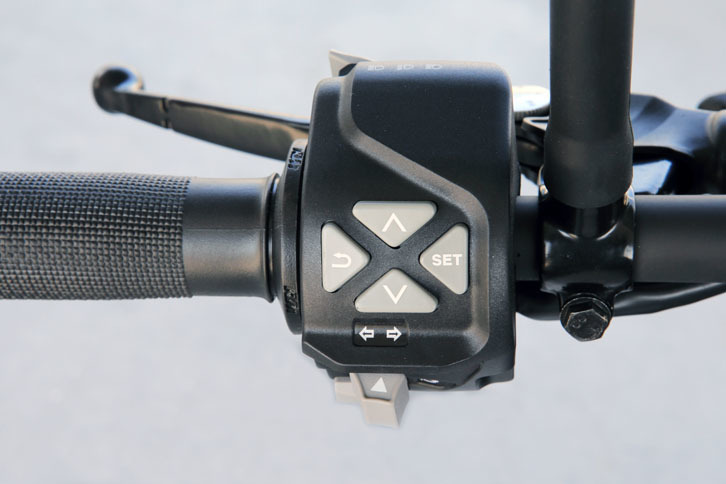 「125デューク」の左側グリップ部には、メーターパネルの操作スイッチが集約されている。下に見えるのは、ウインカーの操作ボタン。