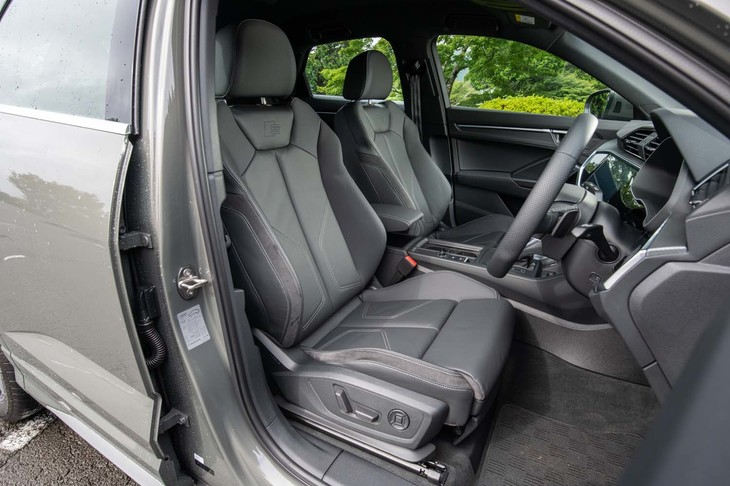 「Sライン」専用のスポーツシート。表皮には上質なスムースレザーが使われる。