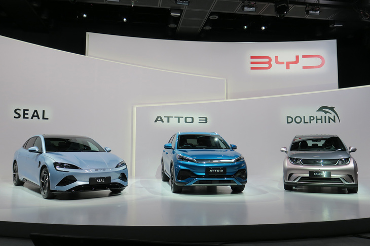 2022年7月のBYDの日本導入発表会より、日本導入予定のモデルとして紹介された3車種。写真向かって右から、「ドルフィン」「ATTO 3」「シール」である。日本では、コンパクトSUVのATTO 3から販売が開始された。