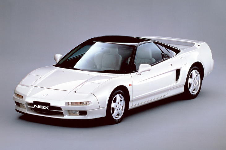 1990年に登場した初代「NSX」は、オールアルミ製のモノコックボディーを採用。デビュー当初はリアミドに3リッターV6エンジンを横置き搭載していた。生産終了までの16年間で1万8507台が販売されたという。