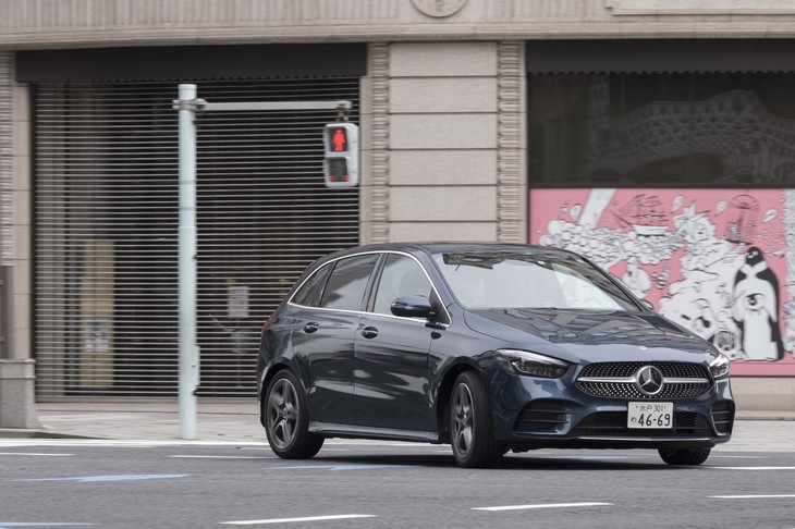 全幅が1800mmに迫るものの、メルセデスの中ではコンパクトな「Bクラス」。最小回転半径は5.0mと公表される。