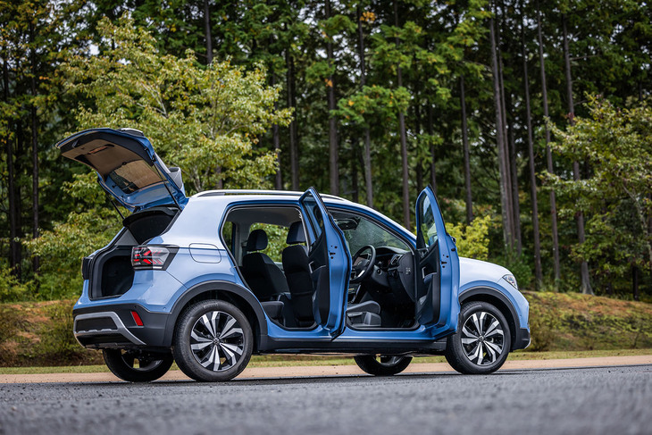 「TクロスTSIスタイル」のボディーサイズは全長×全幅×全高＝4140×1760×1580mm、ホイールベース＝2550mm。車重は1260kgと発表されている。