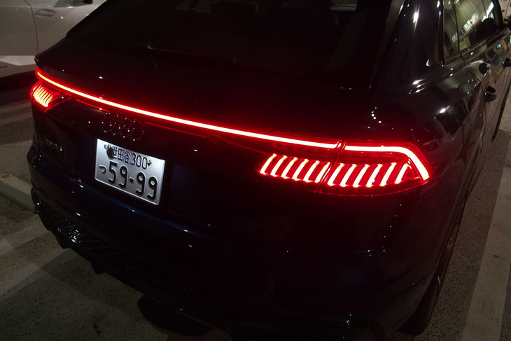 ヘッドランプと対になるテールランプデザインが採用された「RS Q8」。点灯時には左右がライトストリップでつながる。