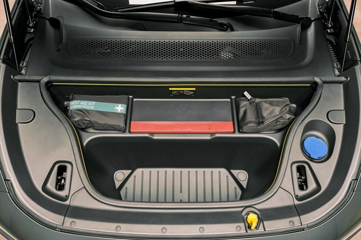 フランクと呼ばれるフロントに設置される荷室の容量は58リッター。