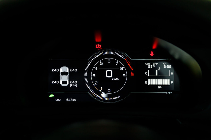 メーターパネルにはタイヤ空気圧モニターが表示できるようになった。これは「GR86」の「RZ」と「SZ」グレードのみが対象。