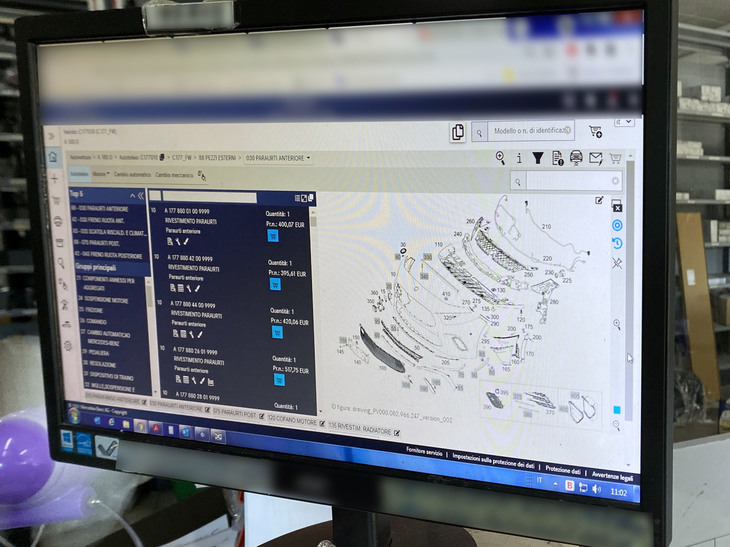電子版パーツカタログで、W177のバンパー用部品を表示してもらう。その点数は約30にものぼる。