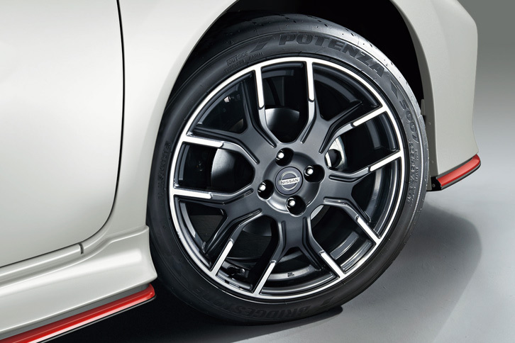 「ノートNISMO S」には「ブリヂストン・ポテンザS007」と17インチアルミホイールが装着される。