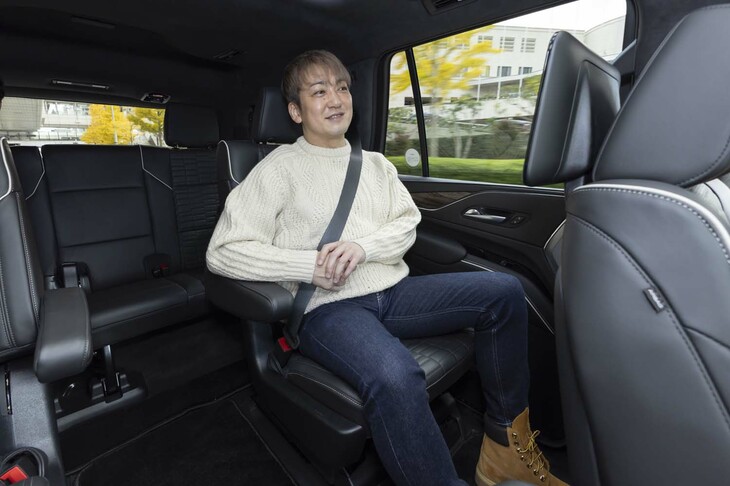 2列目シートにて自身の楽曲『RISING』を視聴する吉田健一さん。原音を忠実に再現しようとするAKGの音づくりは、アーティストとしても好印象だったようだ。