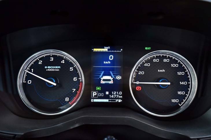 メーターパネルはオーソドックスな2眼タイプ。中央にはマルチインフォメーションディスプレイがレイアウトされている。