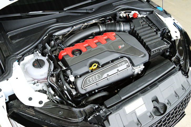 オールアルミの2.5リッター直5ターボエンジンを搭載する。単体で26kgの軽量化を果たすとともに、従来モデルを60ps上回る、400psの最高出力を実現した。