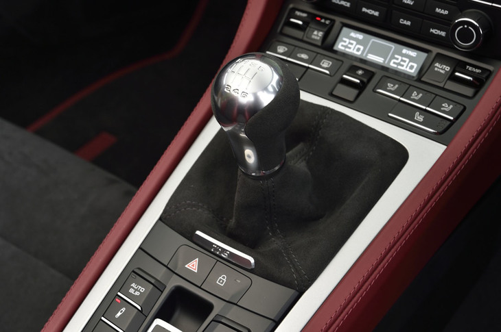 「718スパイダー」のトランスミッションは6段MTのみの設定。オートブリッピング機能が備わっており、センターコンソールのスイッチで作動／非作動を選択できる。