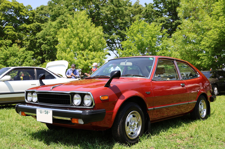 1976年に登場した初代「アコード」。1980年式というこの個体は塗装まで新車時のままという未再生のワンオーナー車。走行距離は9万9000kmを超えたところと車齡40年超としては少なく、オーナーいわく「間もなく新車に戻ります」（オドメーターが1回転して0になる）とのこと。