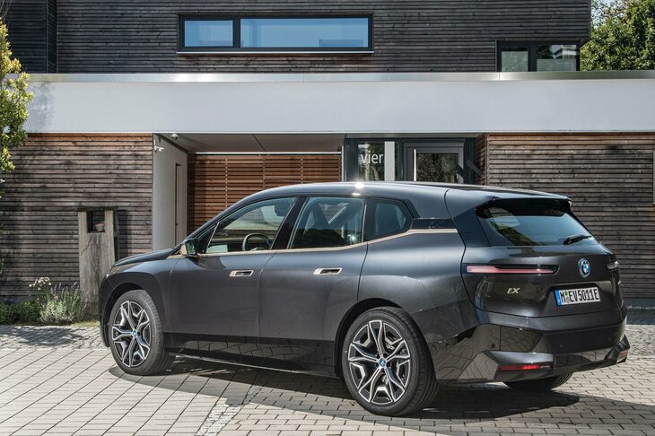 渕野「どう思います？　『BMW iX』は」　
	ほった「いや、ドイツ製デコトラ商品群の一台としか（汗）。後はまぁ、ちまたで一番見かけないBMWってぐらいですかね」