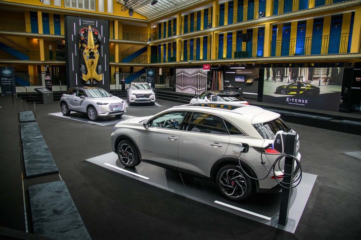 元はプールだったというパリのホテルが、今回の試乗会の拠点。屋内には今回の主役となる2種類のDSが展示された。