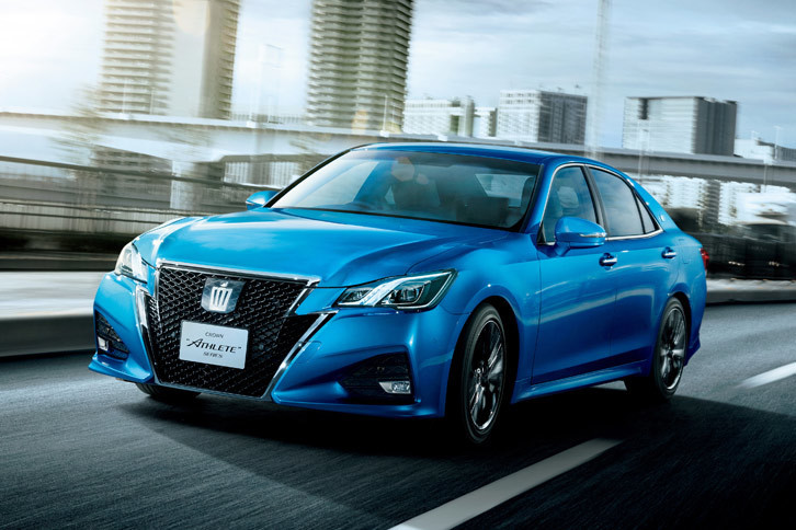 「クラウン」の名は誕生から60年を経た今も受け継がれている。写真は14代目にあたる、2012年に登場した現行モデル。