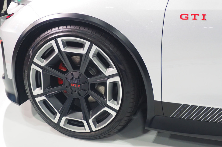 20インチサイズのホイールを装着する「ID. GTIコンセプト」。