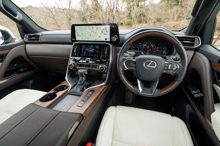 「レクサスLX600」のインストゥルメントパネルまわり。こちらのメーターパネルはフル液晶で、ダッシュボードやドアトリムの意匠も「トヨタ・ランドクルーザー」とは大きく異なっている。（写真：向後一宏）