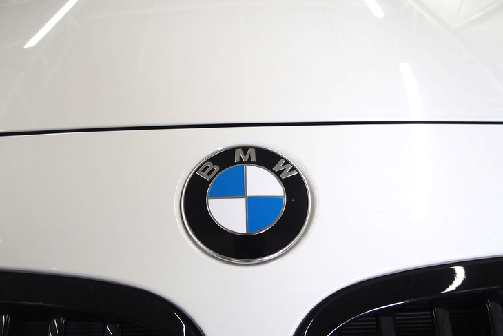 「ECOプラスダイヤモンドキーパー」施工後のエンブレムまわり。このツヤと輝きは感動ものである。もちろん施工前に気になった水垢も皆無。