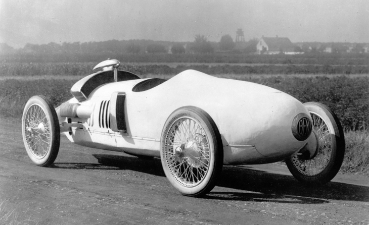 1923年にベンツが投入した「トロップフェンヴァーゲン」。空力を考慮したボディー形状やスイングアクスル式のサスペンションが採用されるなど、意欲的なレーシングカーとなっていた。