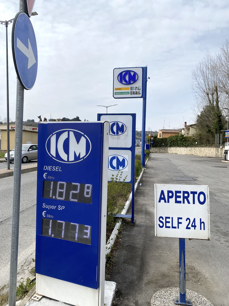 ウクライナとロシアの戦争が始まって約ひと月後の2022年3月27日に撮影。軽油の価格がガソリンのそれを上回っている。