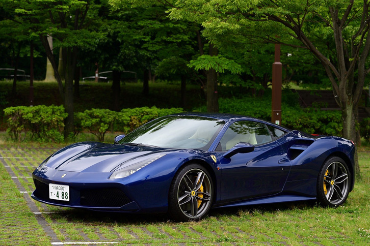 
	「488GTB」は、“脂身”である大きなエアインテークが特徴。（写真＝池之平昌信）
	
