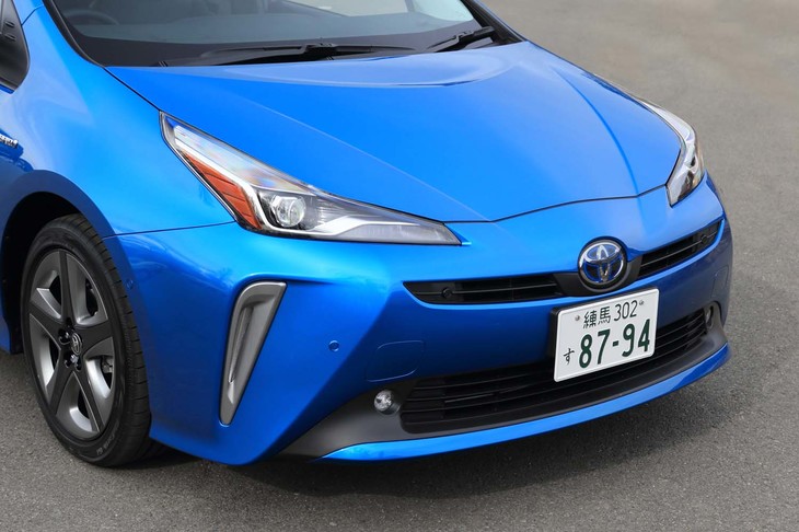 従来はヘッドランプから伸びていたボディーサイドの“アイライン”のような部分は分離され、よりマイルドな顔つきとなった。