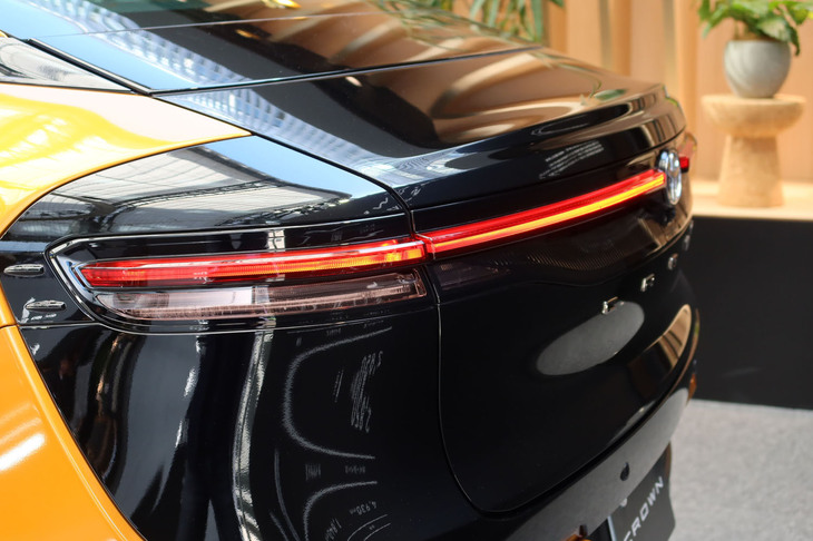 トヨタ・クラウン クロスオーバー（リアコンビランプ）