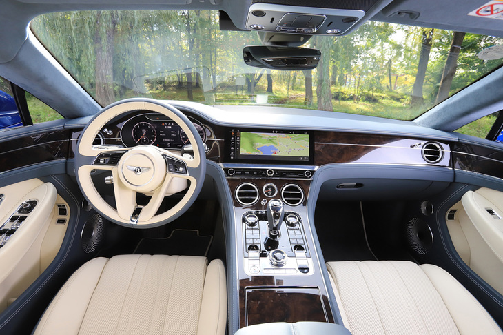 ドアからシームレスにつながるインパネのデザインは、左右に翼を広げた、ベントレーのエンブレムがモチーフになっている。
