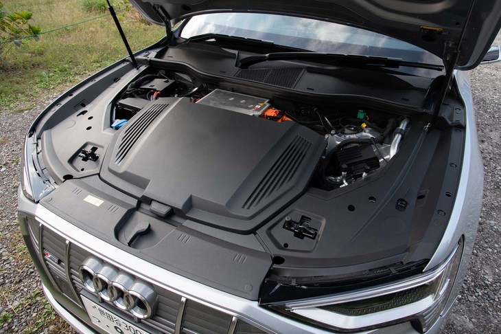 フロントフードを開けたところ。中央の黒い部分には収納スペースが用意されている。