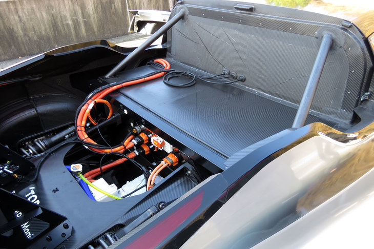 オレンジ色のケーブルに注目。バッテリーは初代と同じく脱着が可能で、キャビン後方の低い位置に搭載されている。