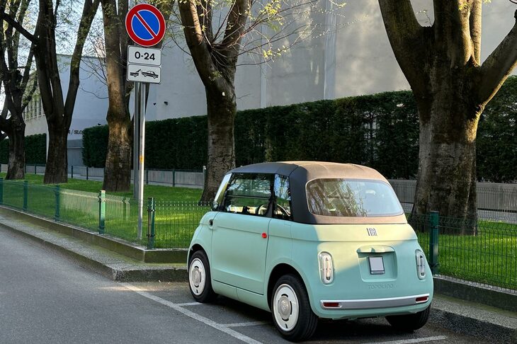 トルトーナ通りにて。展示施設「アルマーニ・シロス」近くで、あるじを待つ「トポリーノ」。