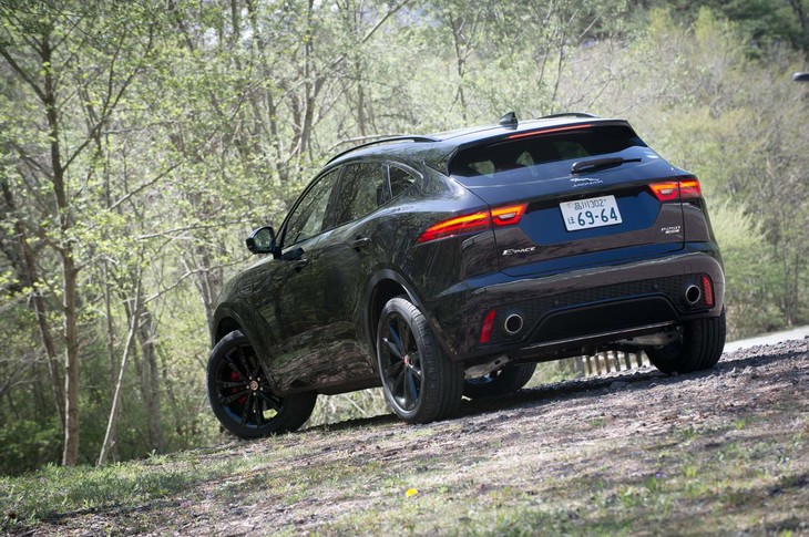 ディーゼルモデルで8グレード、ガソリンの249ps仕様で8グレード、同300ps仕様で6グレードと、「Eペース」には全22グレードがラインナップされる。今回のテスト車は249ps仕様のトップグレードとなる「R-DYNAMIC HSE P250」。