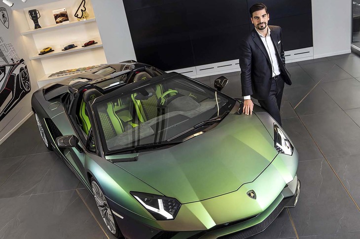 スフレコラさんによれば、「アヴェンタドール」の後継モデルはハイブリッド車になるとのこと。気筒数は、おそらく伝統の「12」。こうしている間にも、その開発は鋭意進められている。