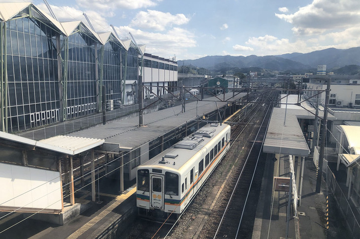 出水（いずみ）で新幹線を降りて、第三セクターの肥薩おれんじ鉄道（旧鹿児島本線）に乗り換える。