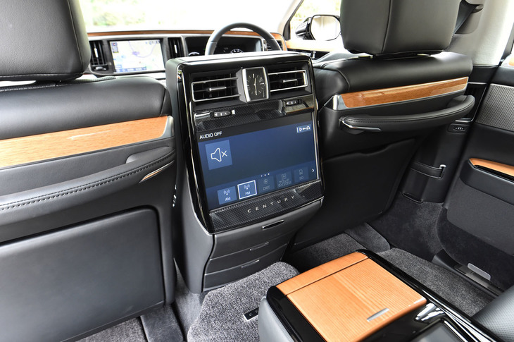 運転席と助手席の間には、後席用のエンターテインメントシステムがレイアウトされている。モニターのサイズは11.6インチ。