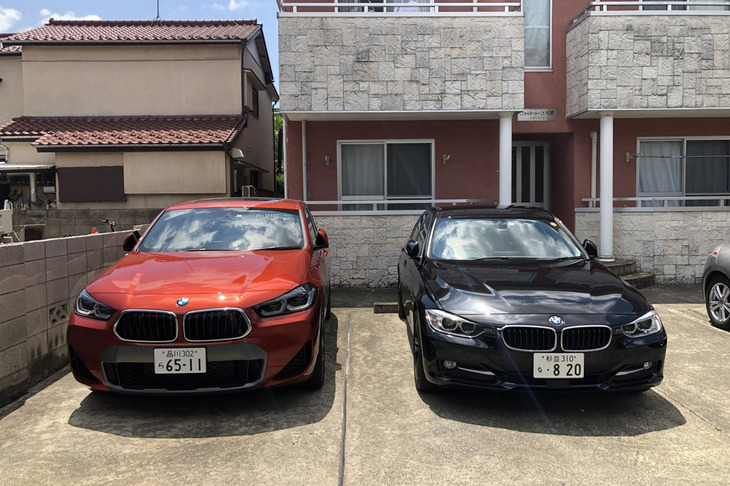 エリート特急こと先代「BMW 320d」（写真右）と、今回試乗した「X2 xDrive20d MスポーツX」（左）。エリート特急のボディーサイズは全長×全幅×全高＝4645×1800×1440mmで、X2は同4375×1824×1535mm。セダンからの乗り換えも問題なさそうだ。