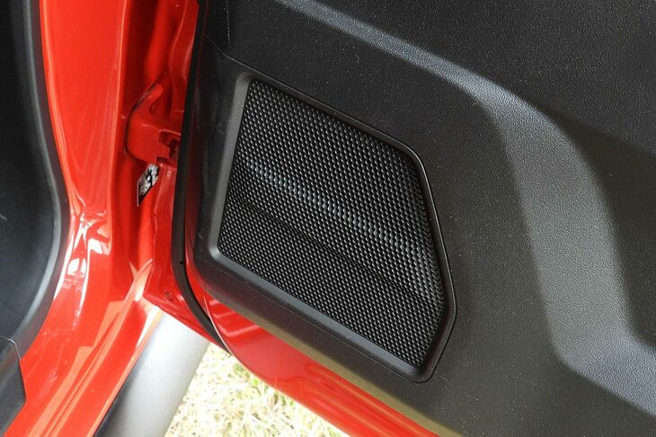 後席用のスピーカー（写真）がある！ というのも、「ジムニー ノマド」の特徴のひとつ。ドア数の異なる「ジムニー」「ジムニー シエラ」に装着されるかどうかはわからないが、あればうれしいアイテムではある。