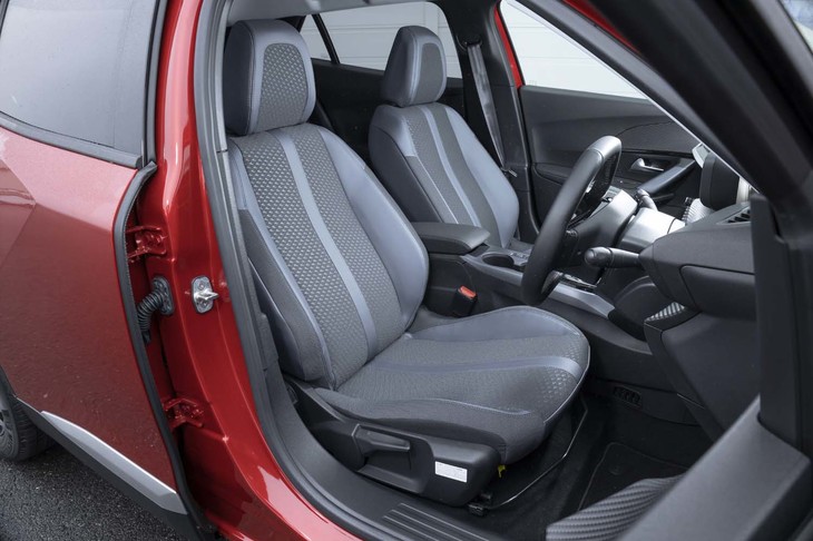 「アリュール」にはファブリックとテップレザー（合皮）のコンビシートが標準装備。しっかりとした、硬めの座面が印象的だ。