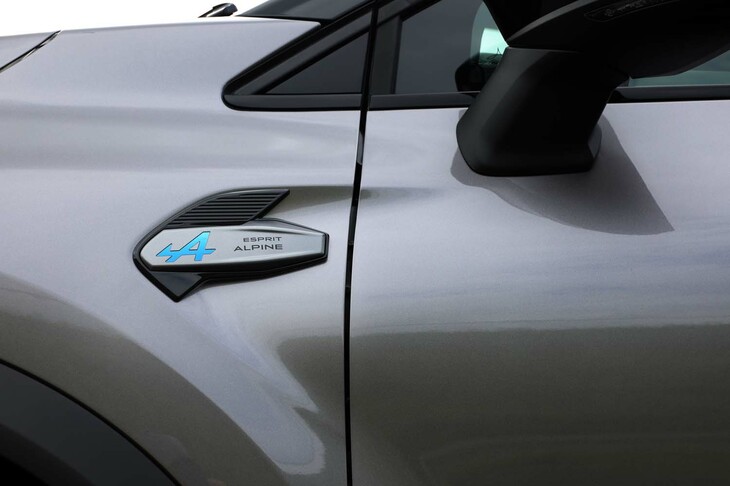 左右のフロントのフェンダーパネルに備わる、アルピーヌのロゴ入りオーナメント。