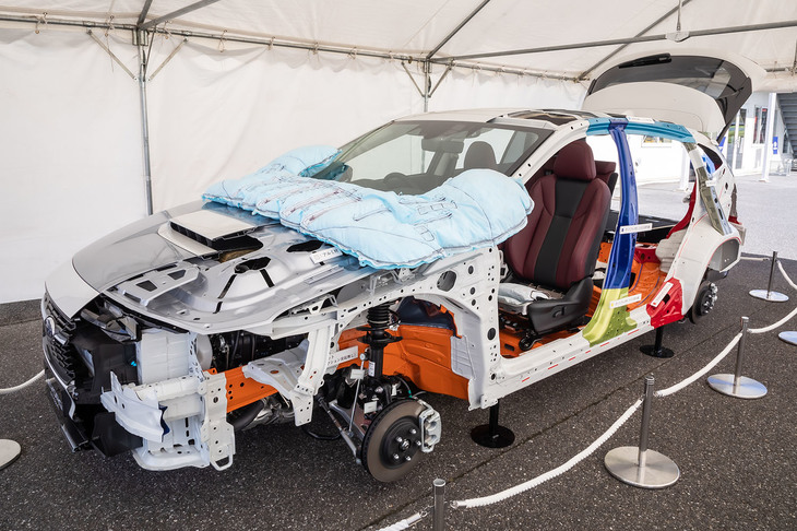 新型「レヴォーグ」のカットモデル。キャビン内に合計8つのエアバッグを採用したほか、ボンネットだけでなくピラー部分もカバーする歩行者保護用のエアバッグも搭載している。