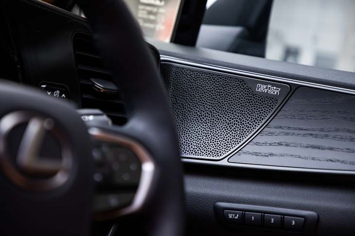 NX350h“バージョンL”（マークレビンソンプレミアムサラウンドサウンドシステムのスピーカー）