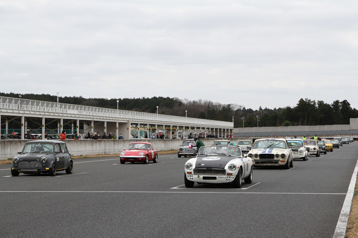 30台が並んだ、TBCCのビギナーズクラスであるクラブマンズカップ決勝のスターティンググリッド。ポールポジションの「MGB」はそのままトップを譲らずフィニッシュしたが、ダブルチェッカーのペナルティーによりリザルトでは5位に後退した。