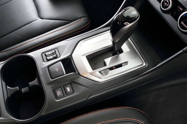 トランスミッションはリニアトロニックCVT。ステアリングホイールの背後にシフトパドルが用意される。