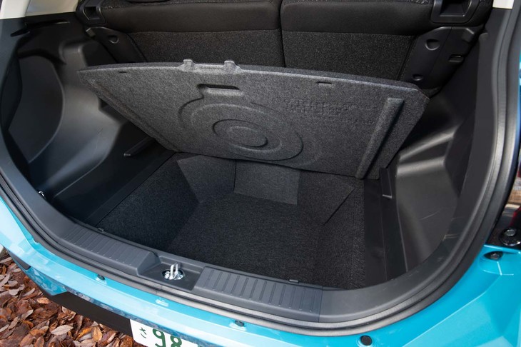 荷室の容量は369リッター。床下には80リッター（FF車の場合。4WD車は38リッター）の収納スペースが備わっている。