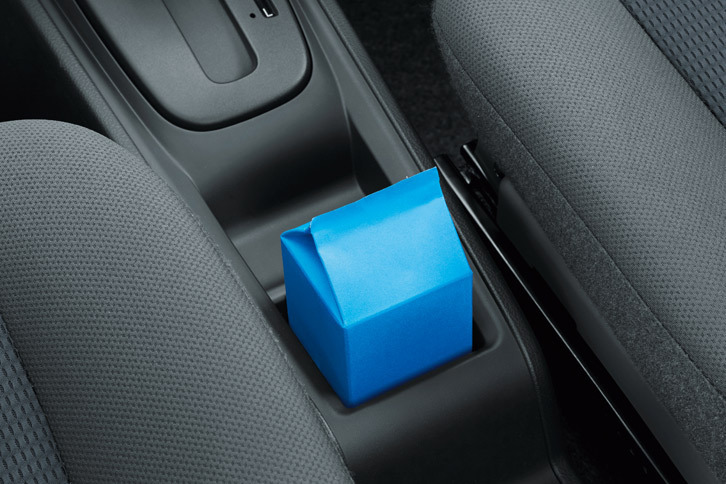 センターコンソールのドリンクホルダーには500mlの紙パックを立てることができる。