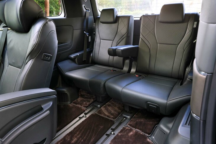 マニュアルウォークインレバーで2列目シートを前に押しやれば、ワンアクションで後席にアクセスが可能。従来型より10mm前後席間距離が伸びており、快適性も増している。