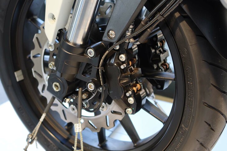 「X350」のフロントブレーキ。ブレーキディスクは花型で、ダブルディスクとなる。