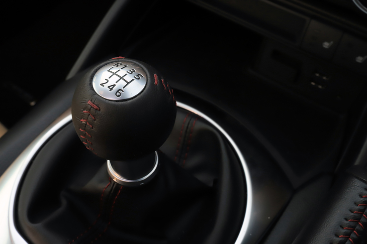 6段MTの本革巻きシフトノブ。「ロードスターRF」では、「RS」には6段MTのみを、「S」と「VS」には6段MTと6段ATを設定している。